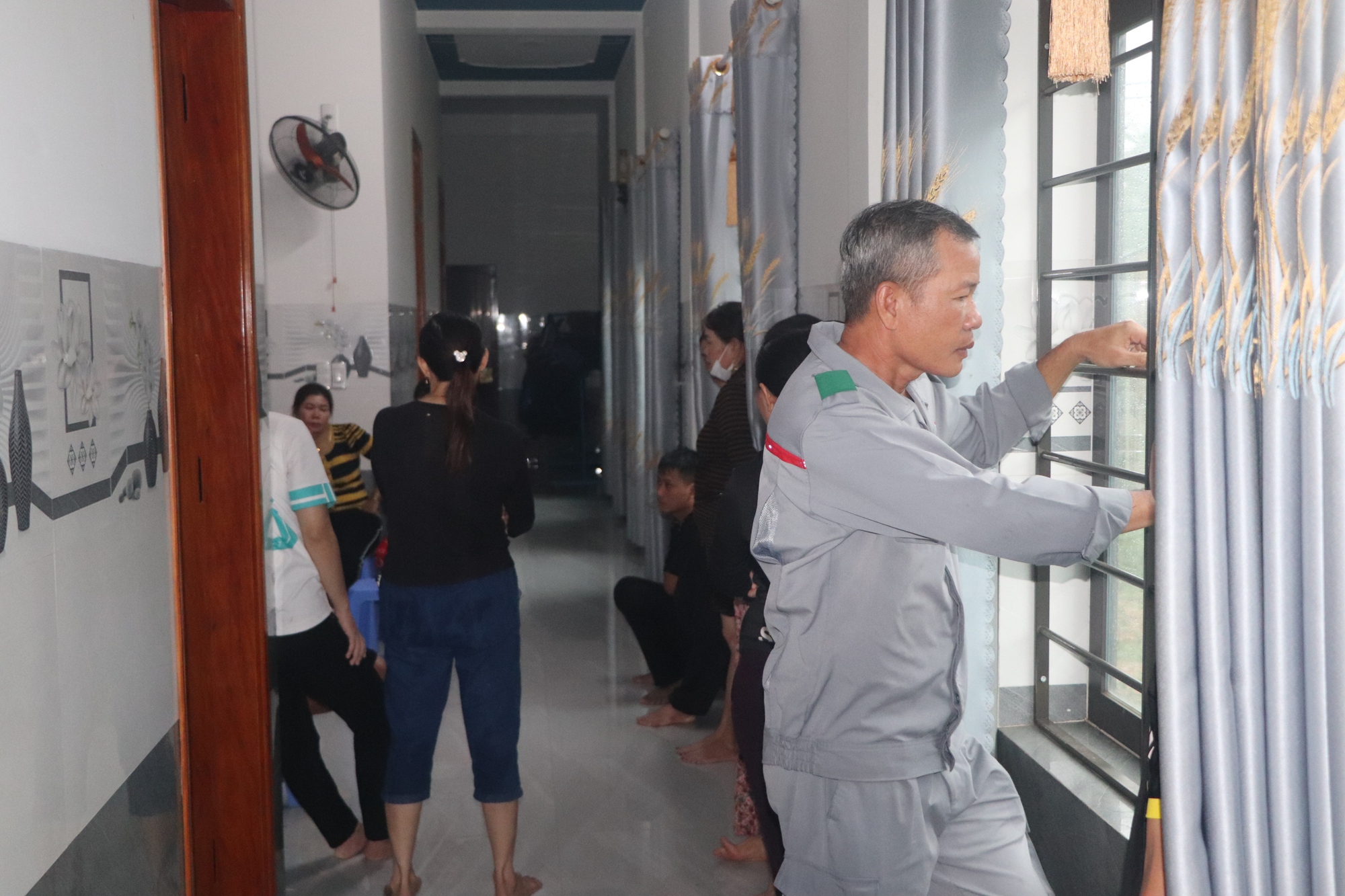 Chìm tàu 15 ngư dân Quảng Nam chết và mất tích: Đẫm nước mắt ngóng tin - Ảnh 6.