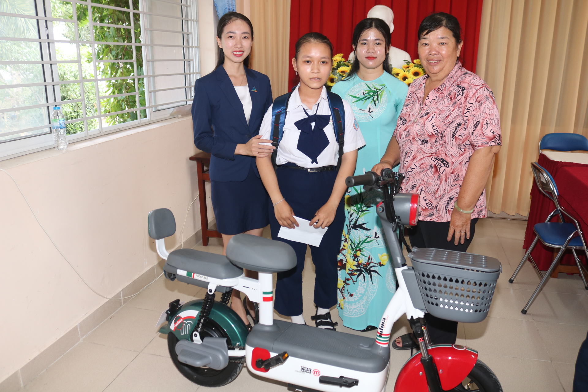 Niềm vui đến với nữ sinh mồ c&ocirc;i cha, b&aacute;n v&eacute; số ở Cần Thơ - Ảnh 6.