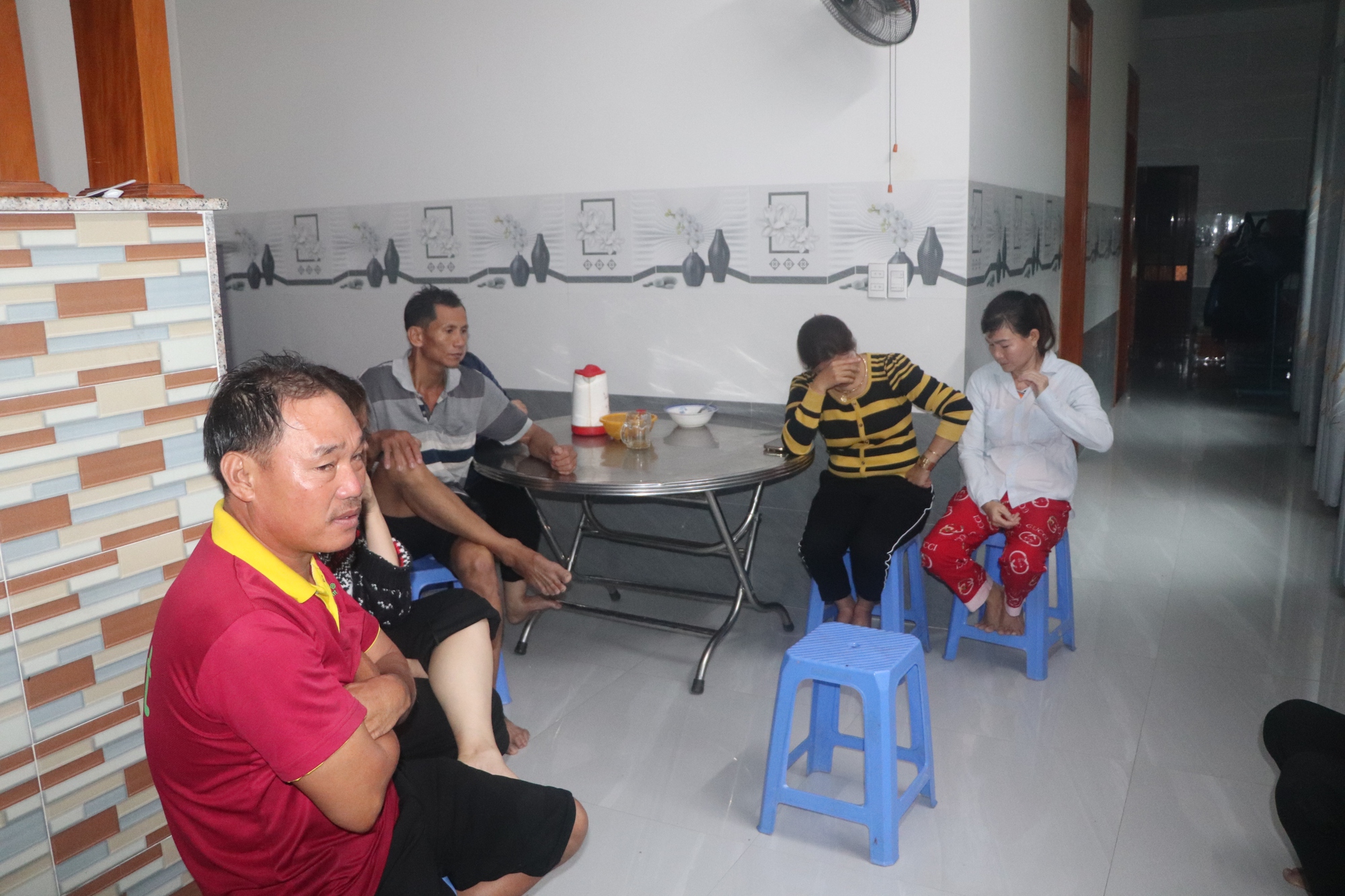 Chìm tàu 15 ngư dân Quảng Nam chết và mất tích: Đẫm nước mắt ngóng tin - Ảnh 7.