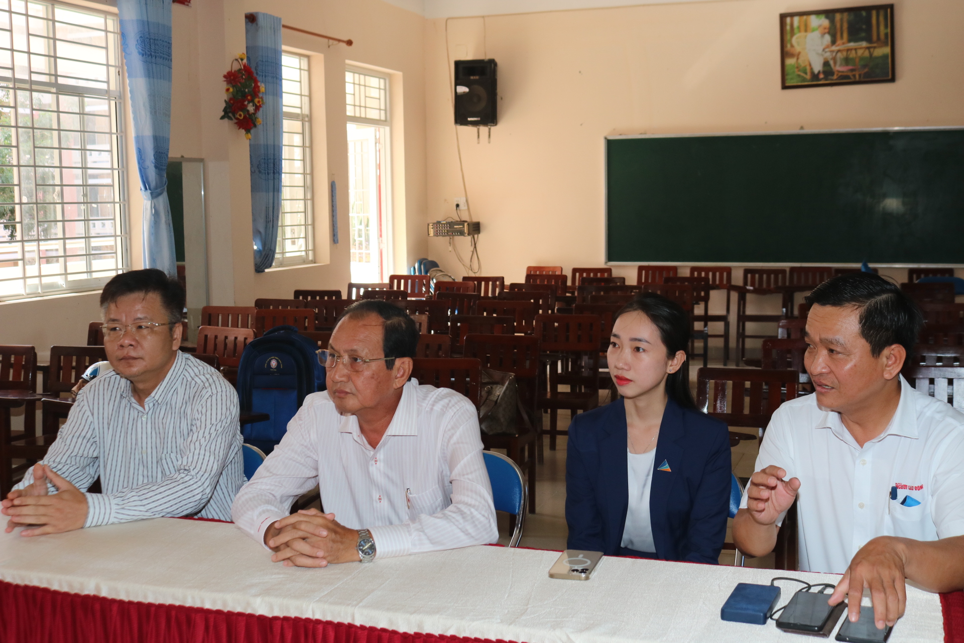 Niềm vui đến với nữ sinh mồ c&ocirc;i cha, b&aacute;n v&eacute; số ở Cần Thơ - Ảnh 2.