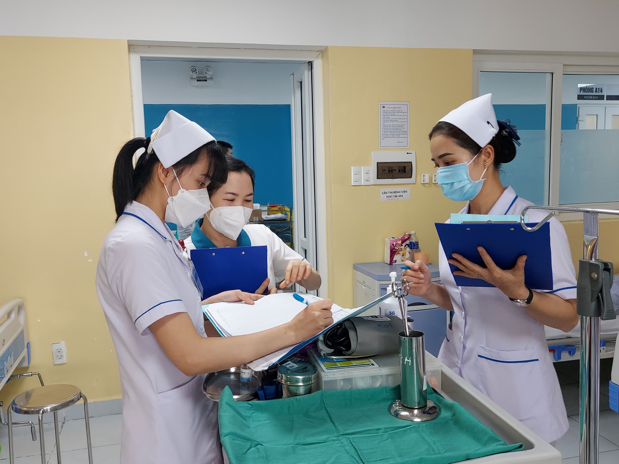 Lương thấp, gây khó đủ điều - Ảnh 2.