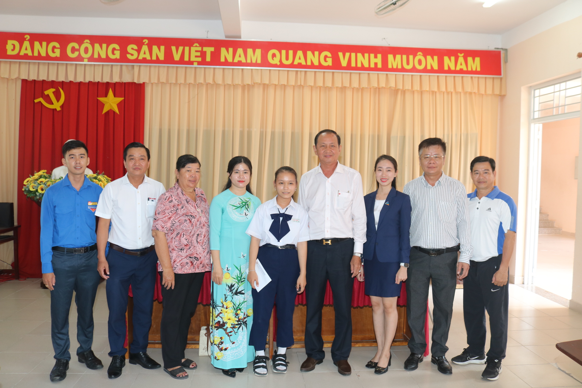 Niềm vui đến với nữ sinh mồ c&ocirc;i cha, b&aacute;n v&eacute; số ở Cần Thơ - Ảnh 8.