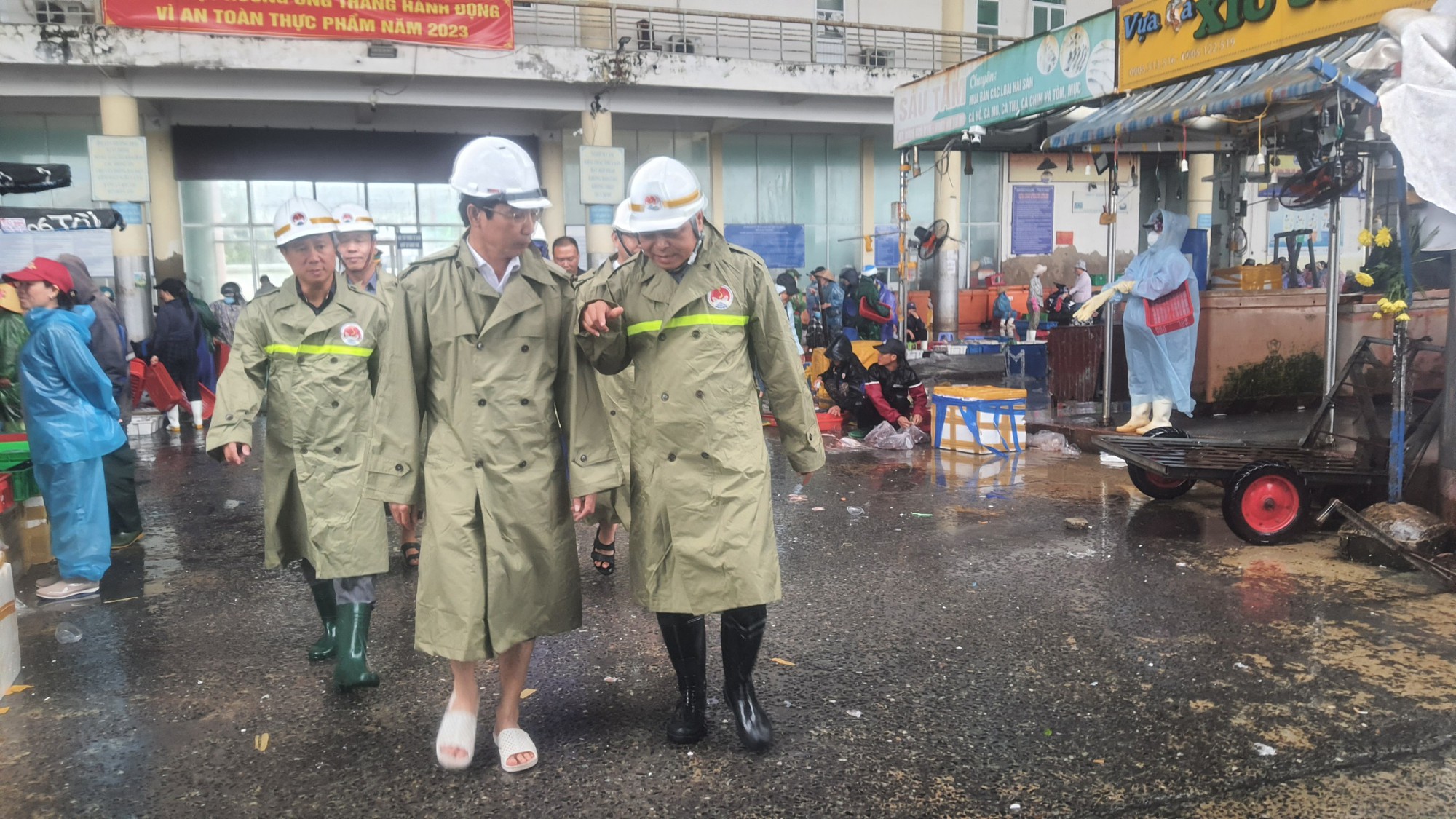 Đà Nẵng: Khốn khổ vì 4 ngày 2 lần dọn đồ chạy lụt - Ảnh 10.