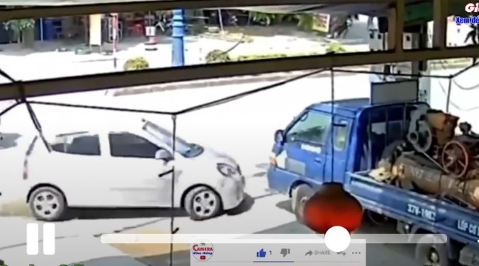 CLIP: Xe ôtô quay đầu bất ngờ lao qua dải phân cách, tông vào nhà dân