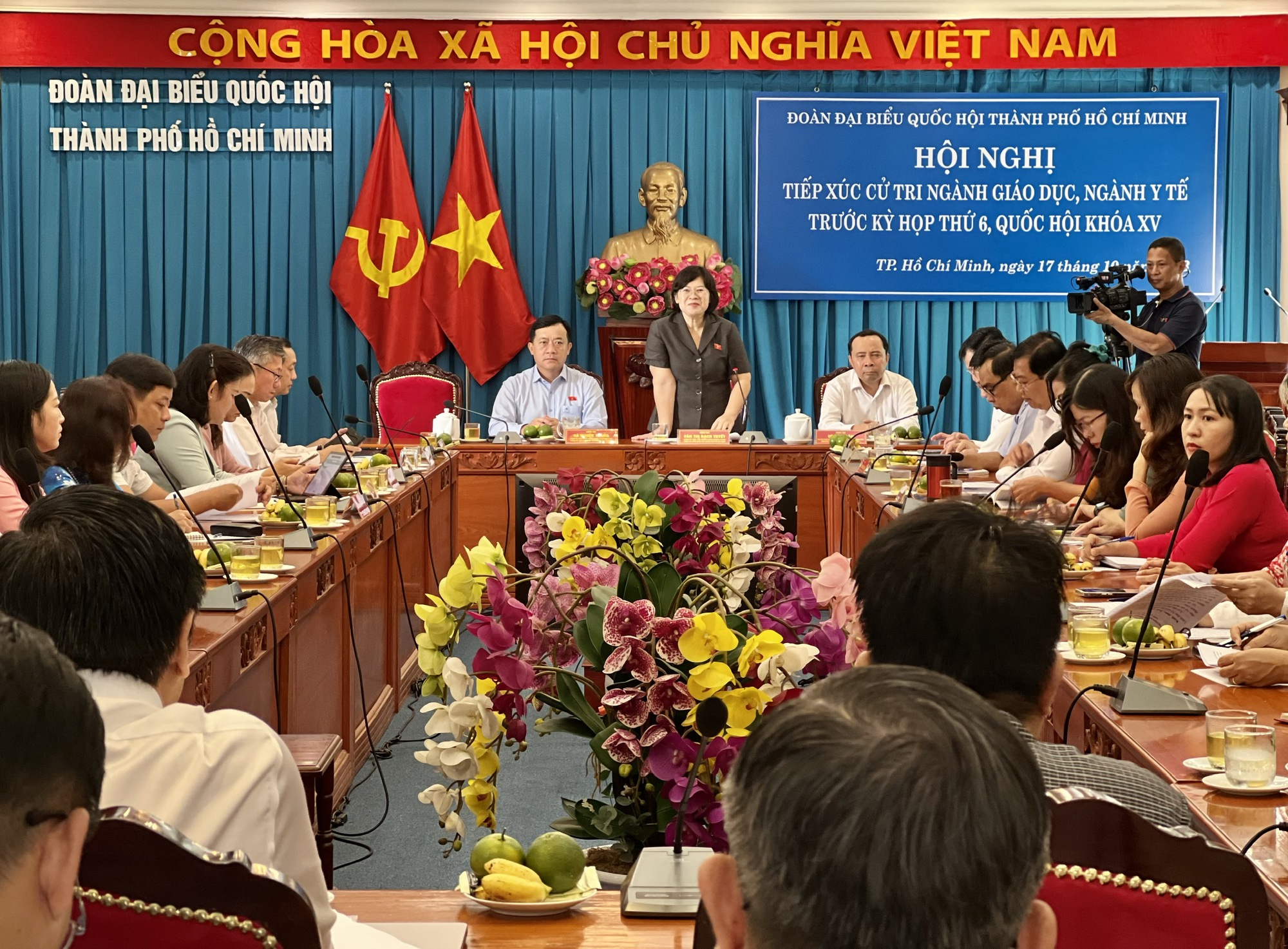Lương không đủ sống khiến giáo viên bỏ việc, làm thêm nghề tay trái - Ảnh 1.