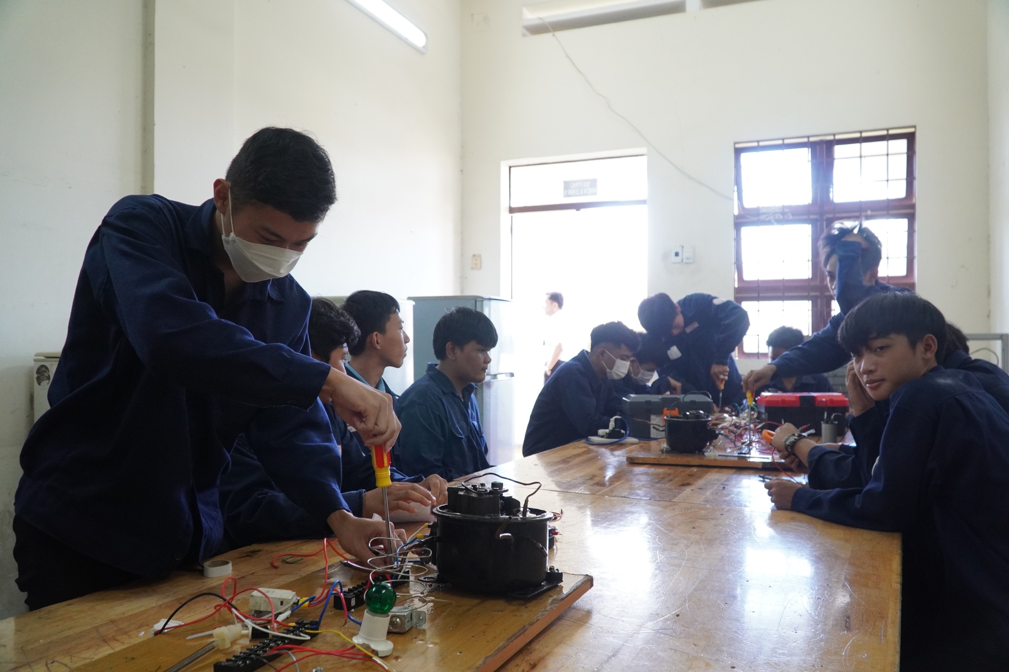 Lương khởi điểm hấp dẫn cho sinh vi&ecirc;n nghề ra trường - Ảnh 1.