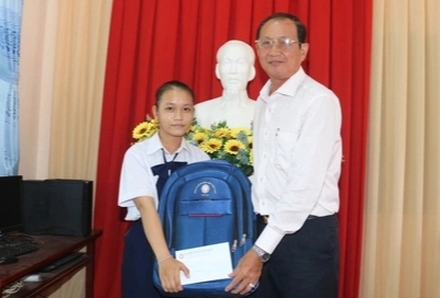 Niềm vui đến với nữ sinh mồ côi cha, bán vé số ở Cần Thơ