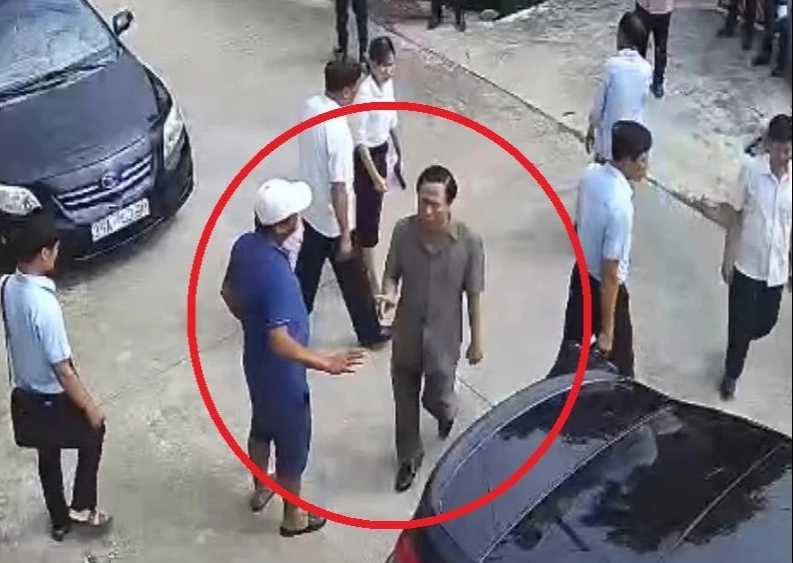 Phó giám đốc sở xưng "mày, tao" tới nhà xin lỗi dân