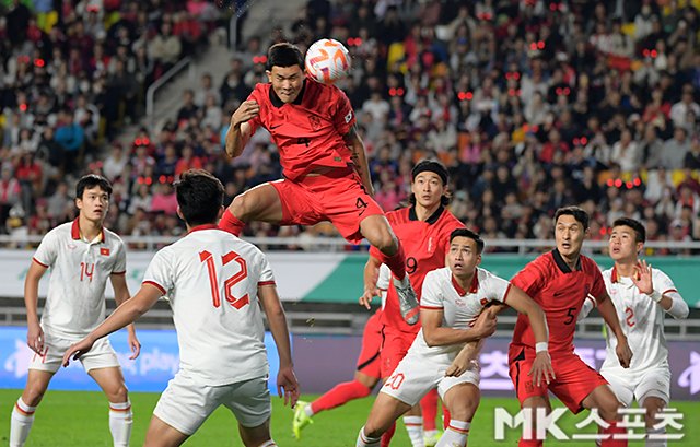 H&agrave;n Quốc - Việt Nam 6-0: Đẳng cấp ch&ecirc;nh lệch, trọng t&agrave;i lại sai lầm - Ảnh 1.