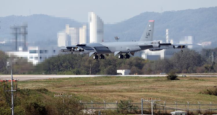&ldquo;Ph&aacute;o đ&agrave;i bay&rdquo; B-52 lần đầu ti&ecirc;n hạ c&aacute;nh xuống căn cứ kh&ocirc;ng qu&acirc;n H&agrave;n Quốc - Ảnh 1.