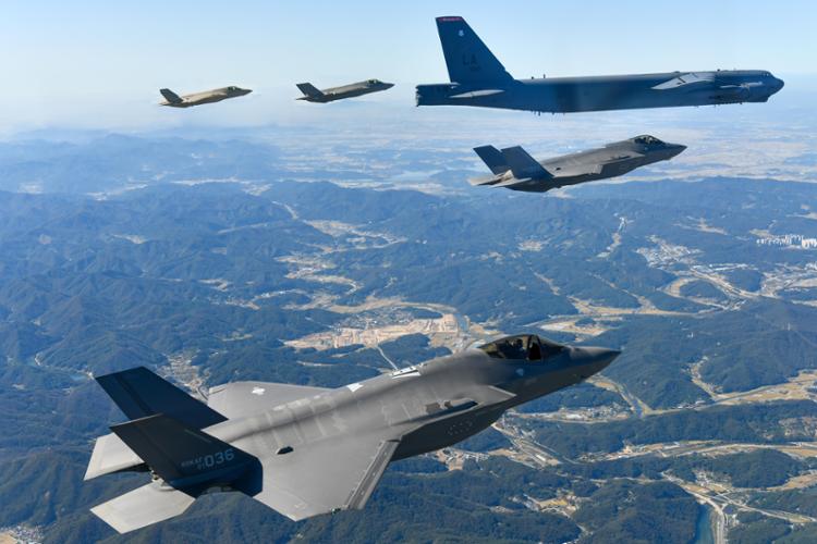 &ldquo;Ph&aacute;o đ&agrave;i bay&rdquo; B-52 lần đầu ti&ecirc;n hạ c&aacute;nh xuống căn cứ kh&ocirc;ng qu&acirc;n H&agrave;n Quốc - Ảnh 2.