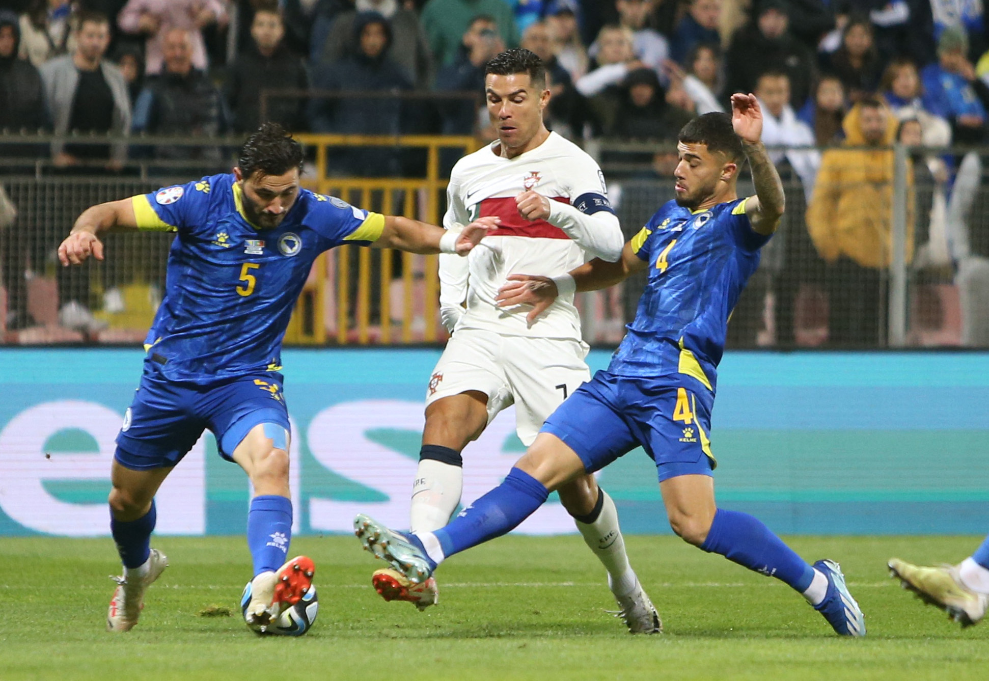 Ronaldo rực sáng trong đại tiệc bàn thắng của Bồ Đào Nha