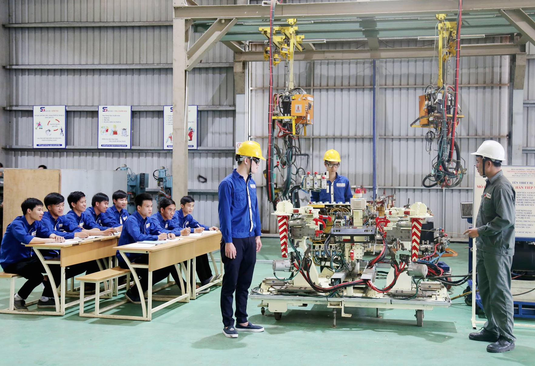 Hướng tới bảo vệ toàn diện người lao động - Ảnh 3.