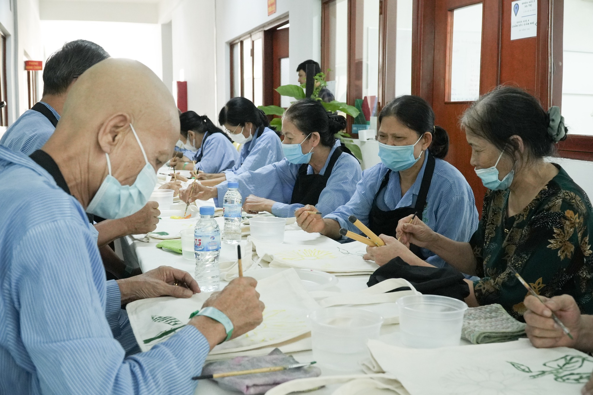 Bệnh nhân ung thư gửi ước mơ vào tranh - Ảnh 1.