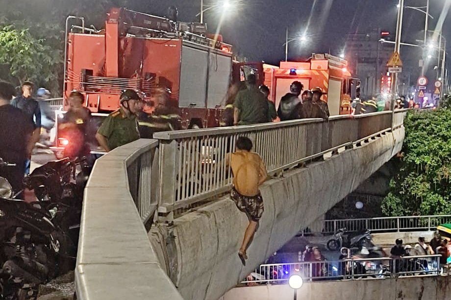 Buồn chuyện cá nhân, người đàn ông leo lên thành cầu Nguyễn Văn Cừ