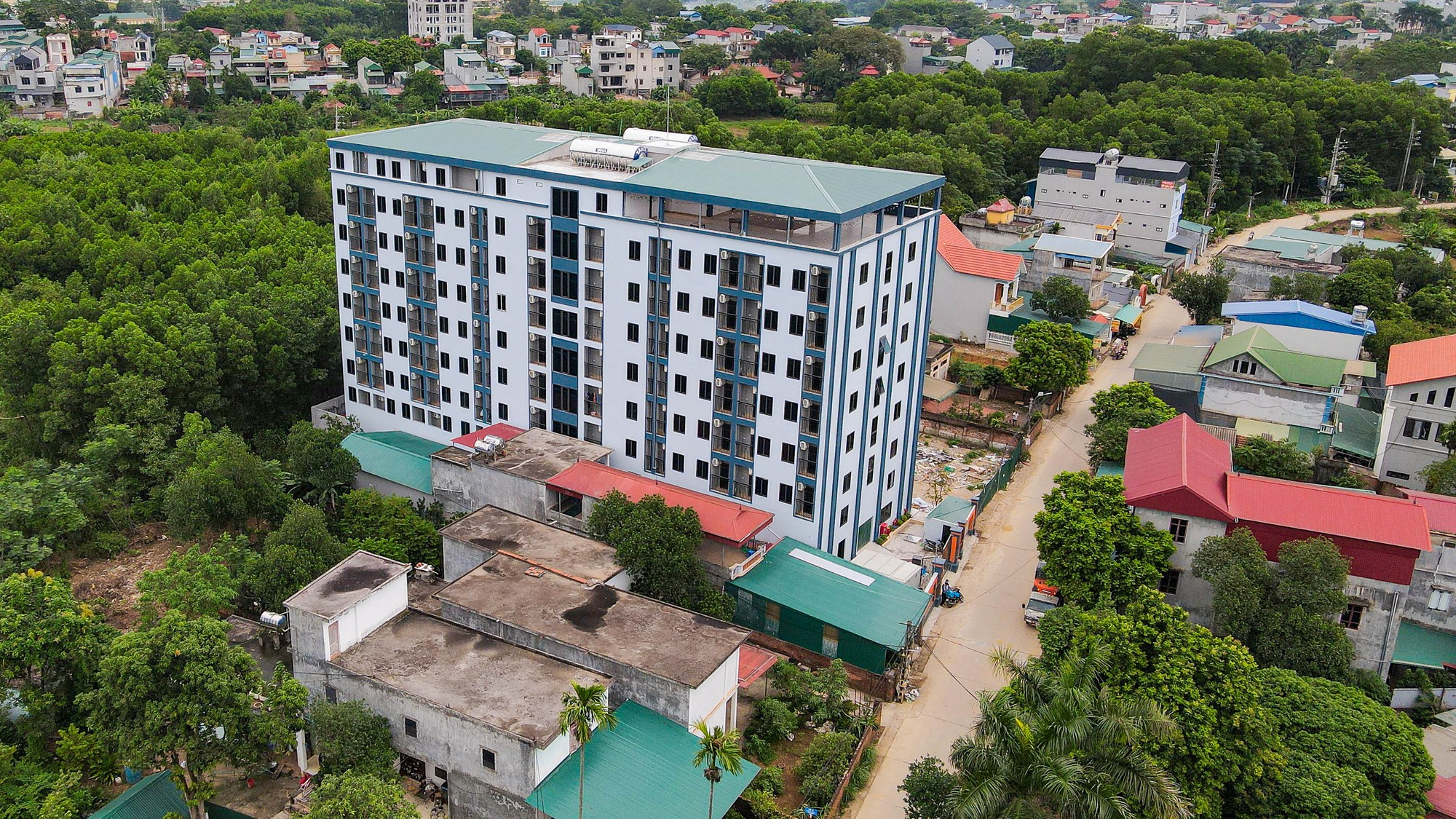 Cận cảnh tháo dỡ phần sai phép chung cư mini hô biến từ 3 tầng lên 9 tầng - Ảnh 1.