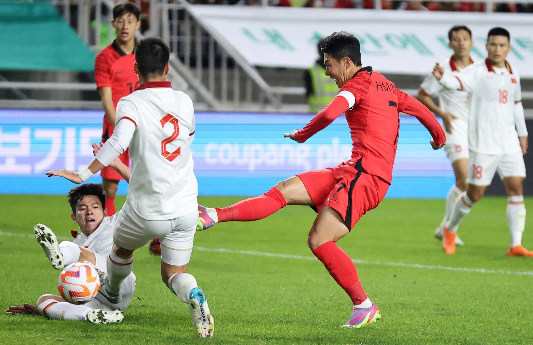 Son Heung-min và HLV Klinsmann khen ngợi tuyển Việt Nam