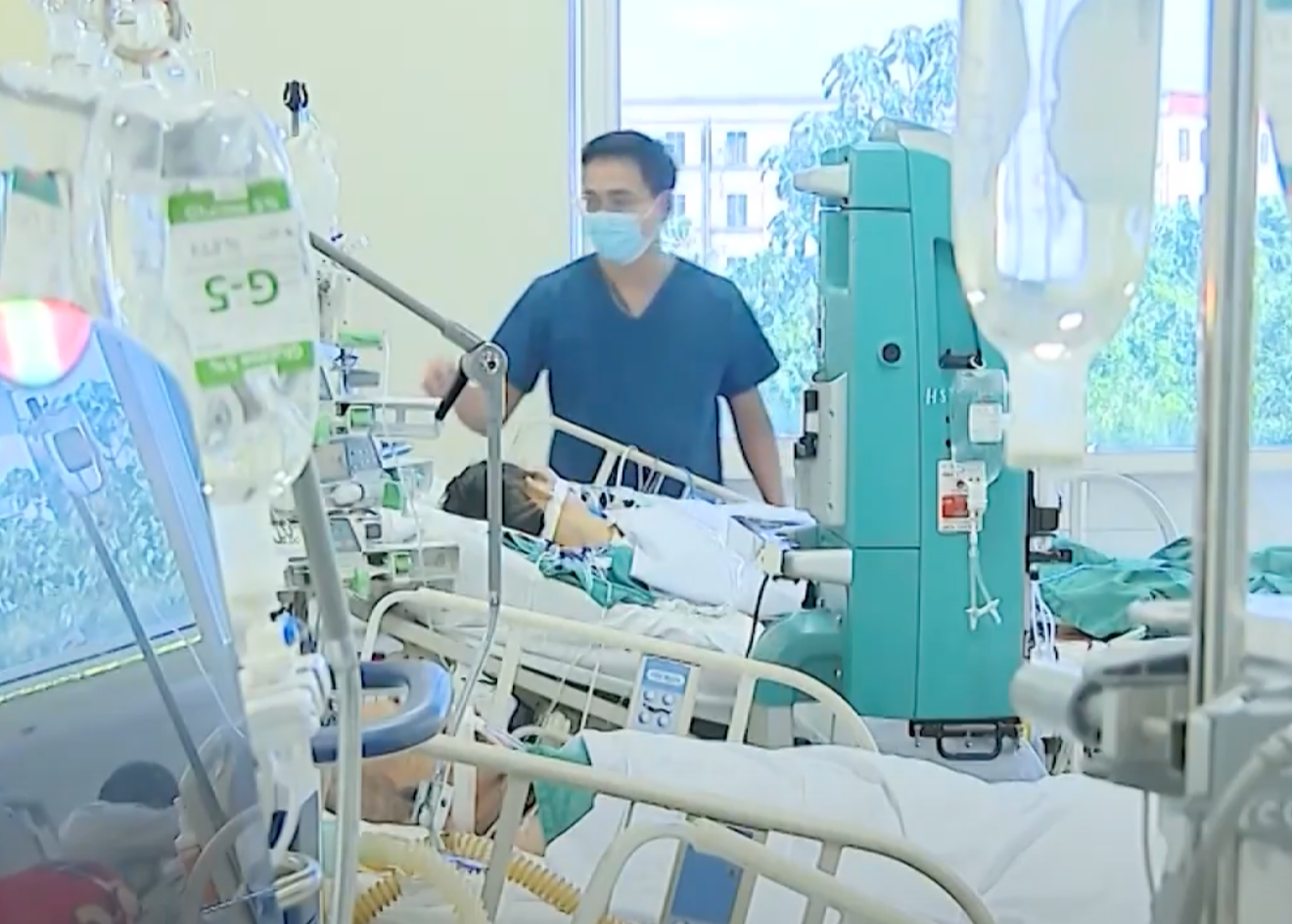 Dịch COVID-19 hôm nay: Ca nhiễm giảm nhưng bệnh nhân nặng tăng