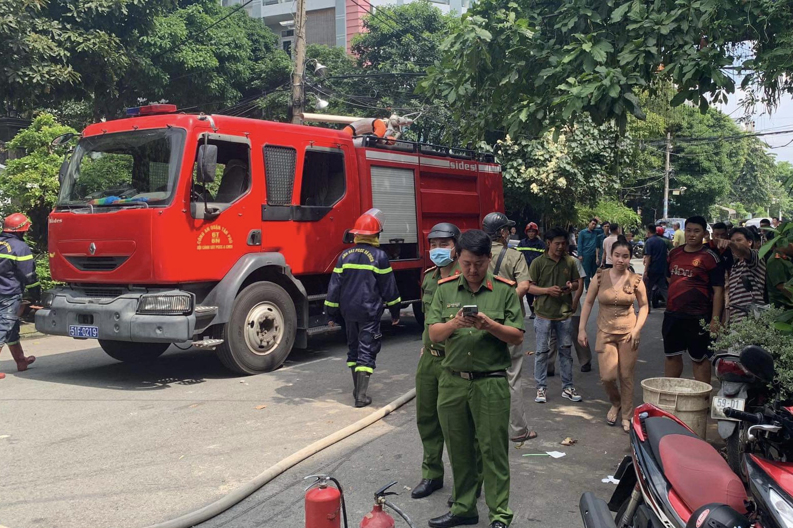 Ô tô bốc cháy ngùn ngụt trong nhà dân - Ảnh 3.