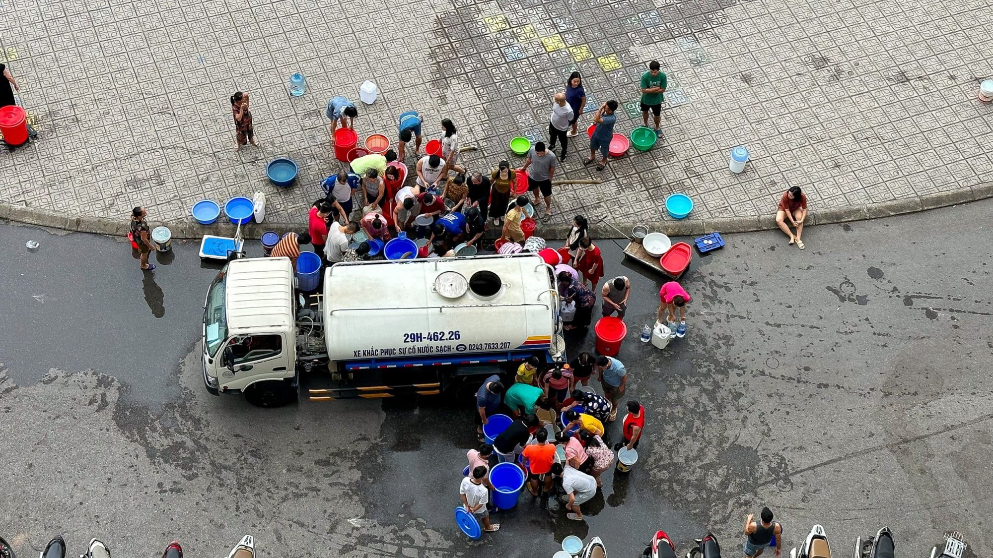 Bí thư Hà Nội: Bằng mọi cách cấp nước sạch trở lại cho người dân khu đô thị Thanh Hà - Ảnh 1.