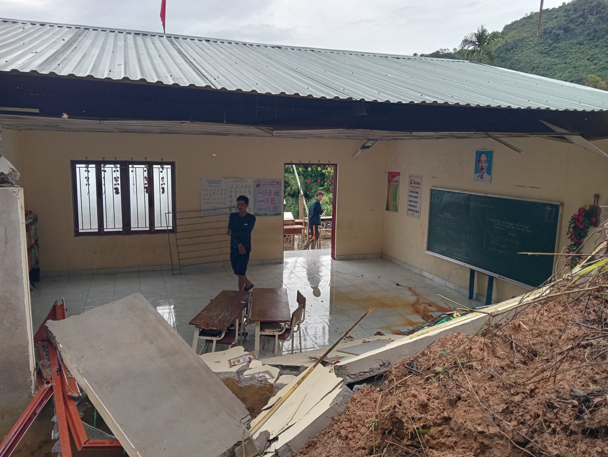 Sạt lở vùi lấp phòng học tại Quảng Nam, hàng chục học sinh thoát nạn