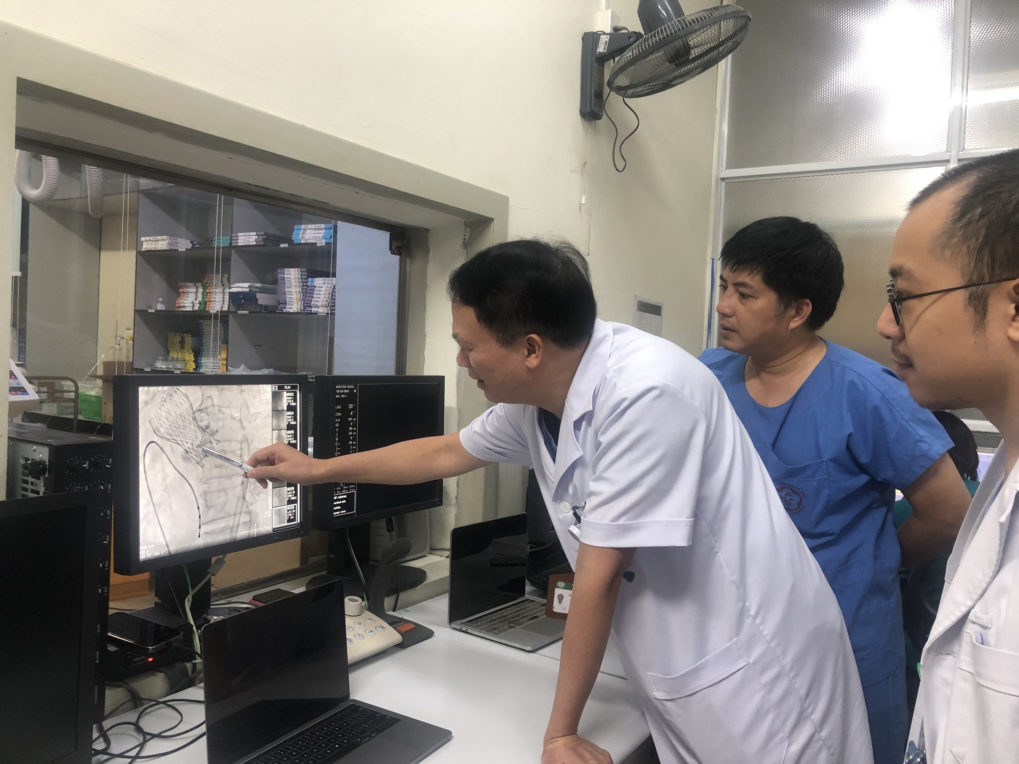 Lần đầu tiên tại Việt Nam thay van trong van tim - Ảnh 1.