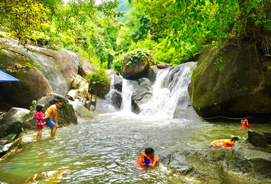 Chán đi biển, hãy đổi gió với suối Đá, núi Dinh