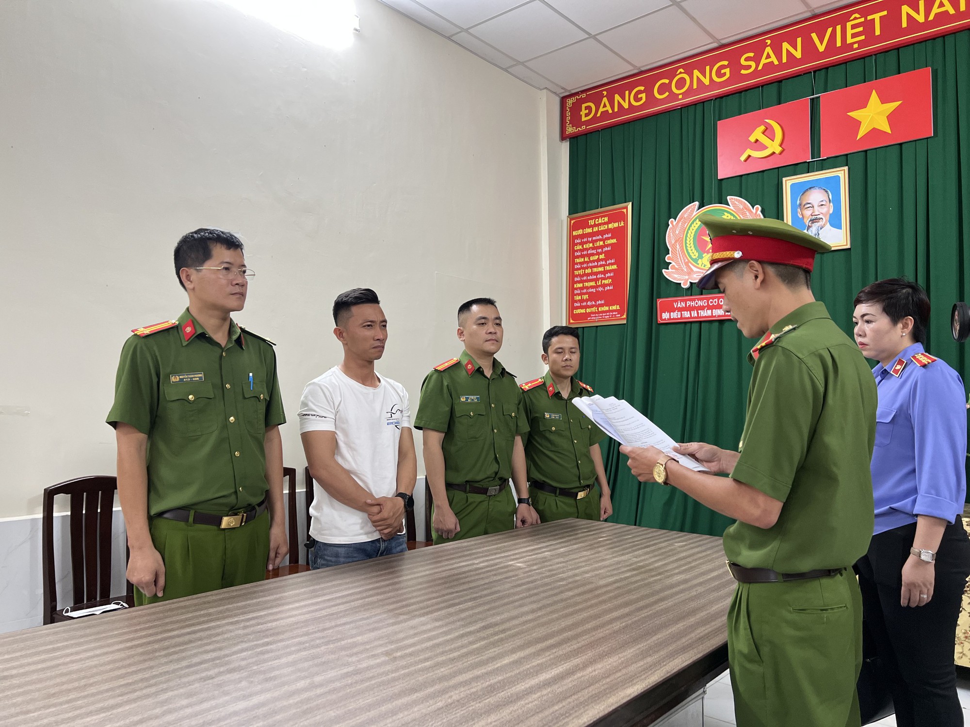 V&igrave; sao bắt khẩn cấp Ngọc Trinh, cấm Trần Xu&acirc;n Đ&ocirc;ng đi khỏi nơi cư tr&uacute;? - Ảnh 2.