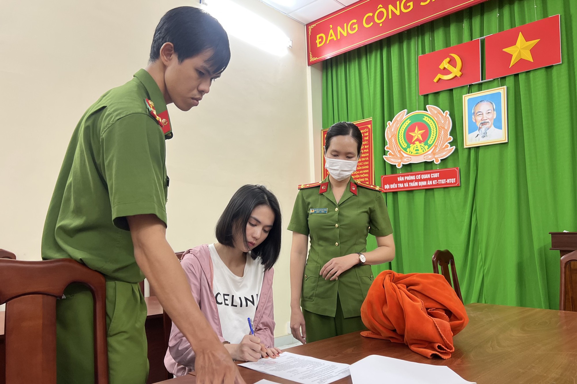 Người mẫu Ngọc Trinh bị bắt: Bệnh "sao" có thể là nguyên nhân!