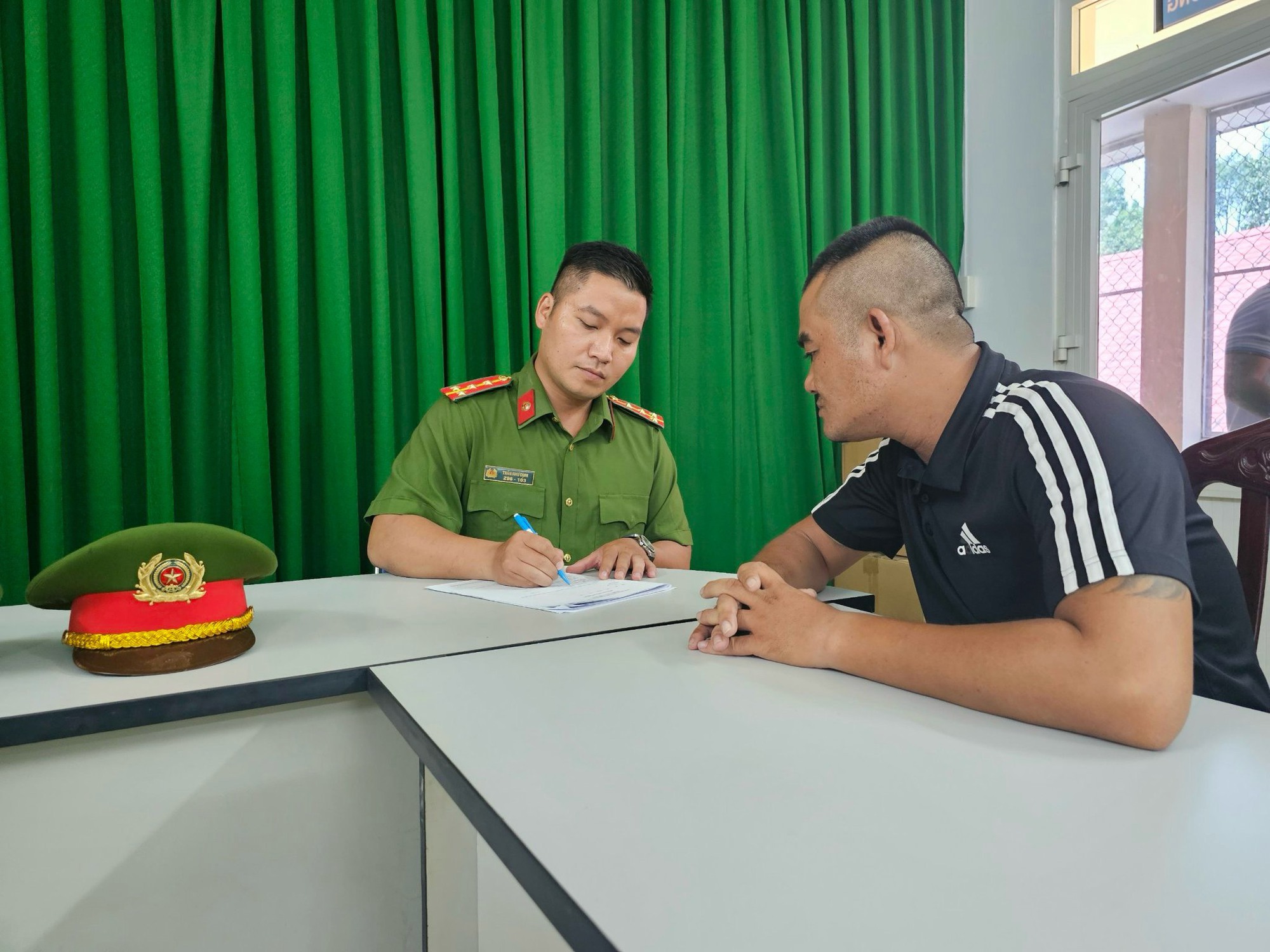 C&ocirc;ng an TP HCM bắt khẩn cấp Minh đen - Ảnh 2.