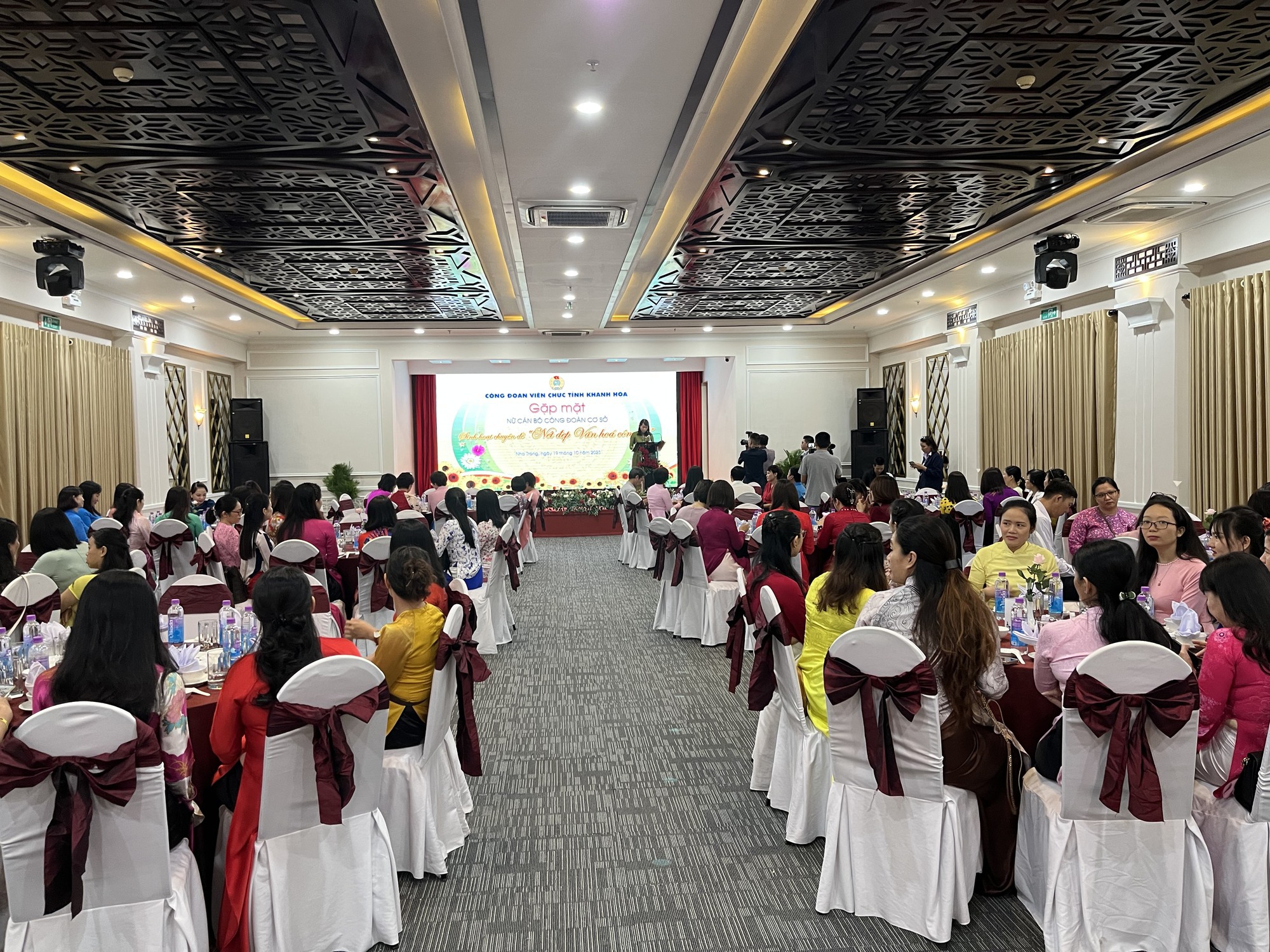 Kh&aacute;nh Ho&agrave; t&ocirc;n vinh n&eacute;t đẹp phụ nữ C&ocirc;ng sở - Ảnh 1.