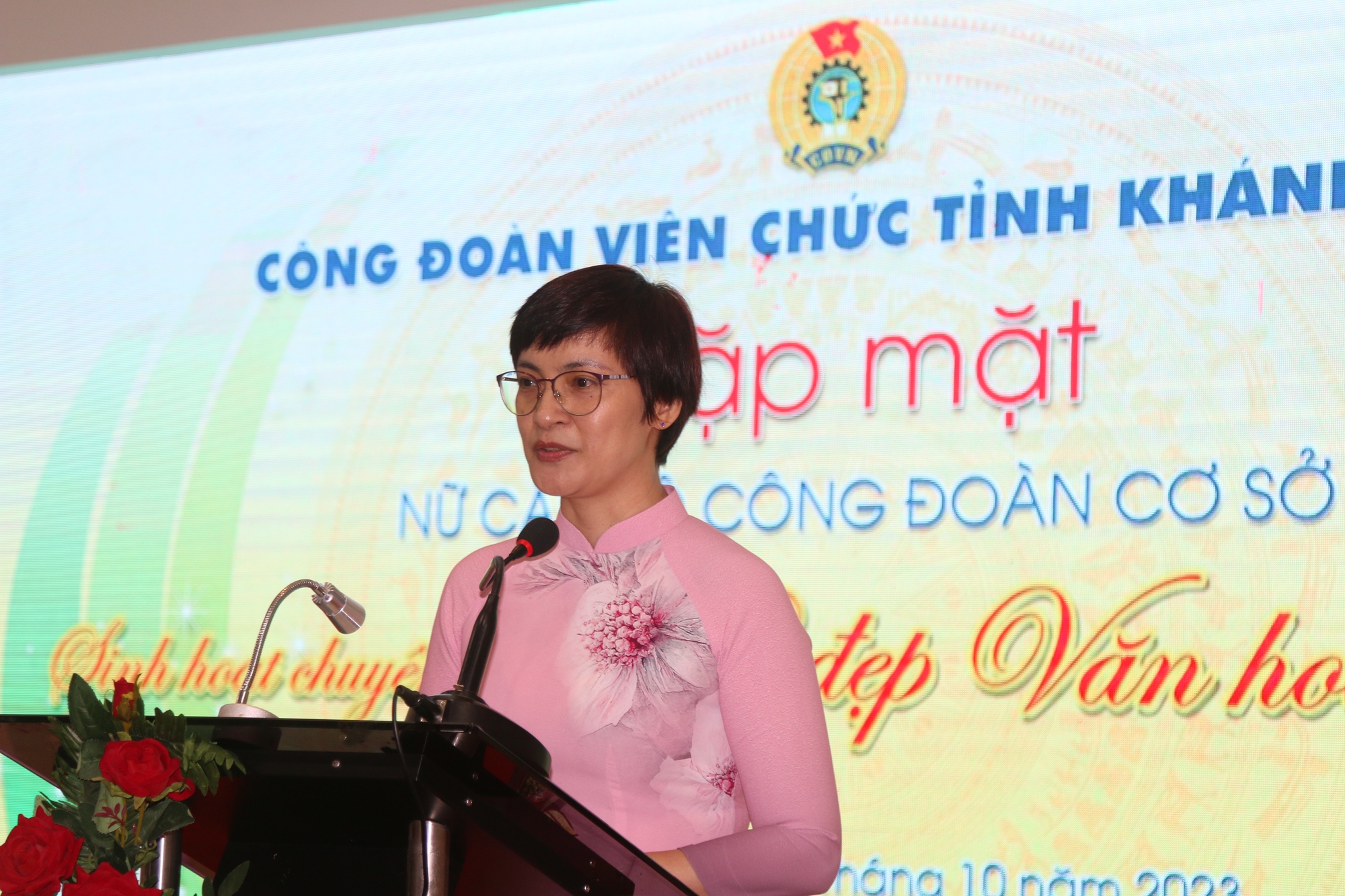 Kh&aacute;nh Ho&agrave; t&ocirc;n vinh n&eacute;t đẹp phụ nữ C&ocirc;ng sở - Ảnh 4.