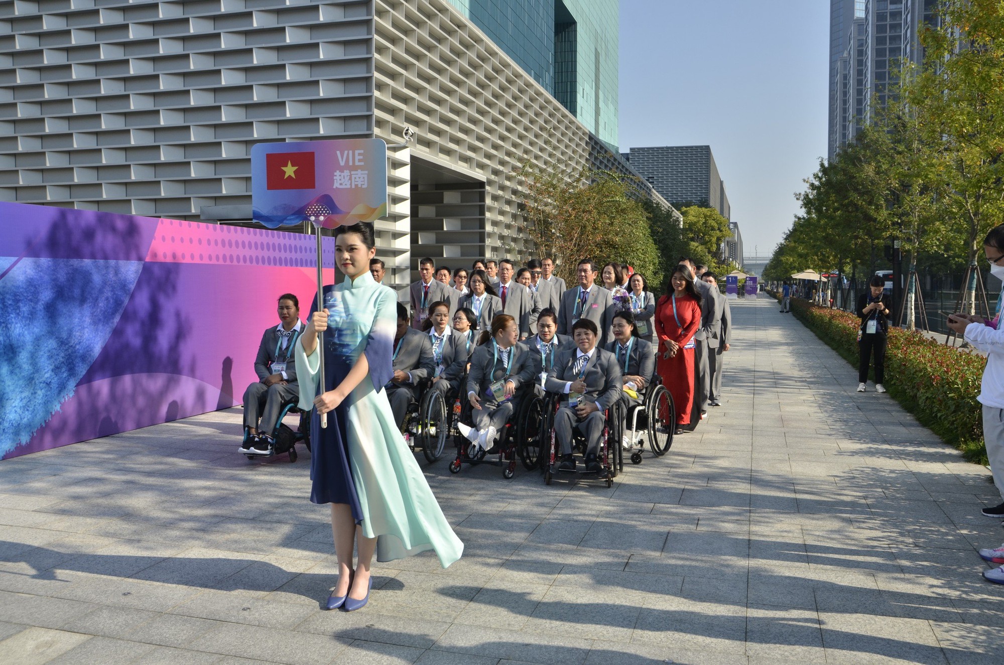 ASIAN Para Games 4: Quốc kỳ Việt Nam tung bay tại H&agrave;ng Ch&acirc;u - Ảnh 1.