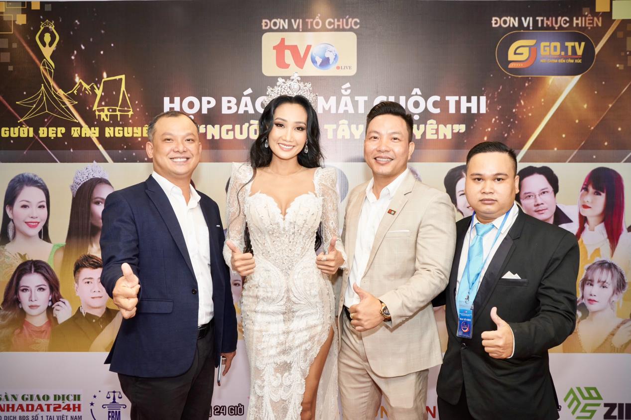 Hoa hậu Huỳnh Thi huấn luyện catwalk cho thí sinh "Người đẹp Tây Nguyên"