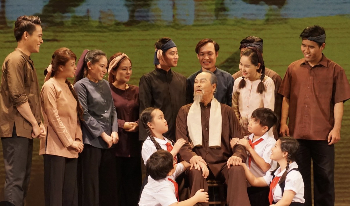 Kh&ocirc;ng gian Văn h&oacute;a Hồ Ch&iacute; Minh tại B&aacute;o Người Lao Động: H&igrave;nh tượng B&aacute;c Hồ l&agrave; nguồn cảm hứng s&aacute;ng tạo bao la - Ảnh 4.