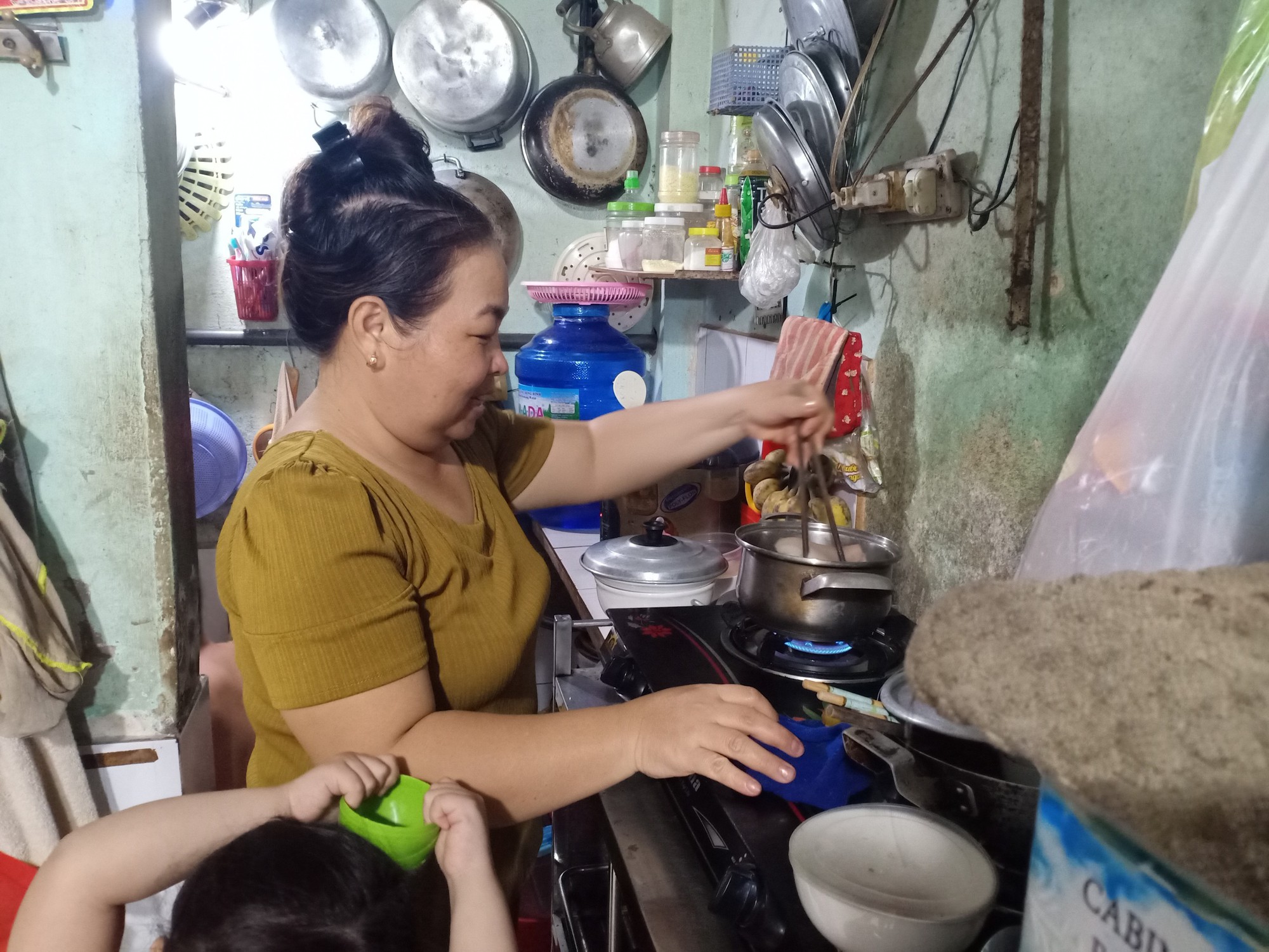 Người lao động chịu sức ép kép