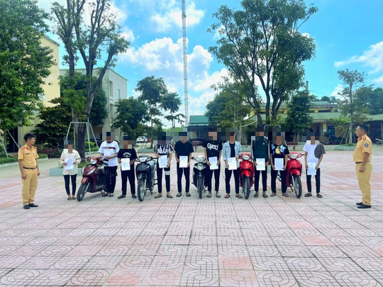 Điều khiển xe máy lạng lách, đánh võng rồi phát trực tiếp lên mạng xã hội Tiktok - Ảnh 2.