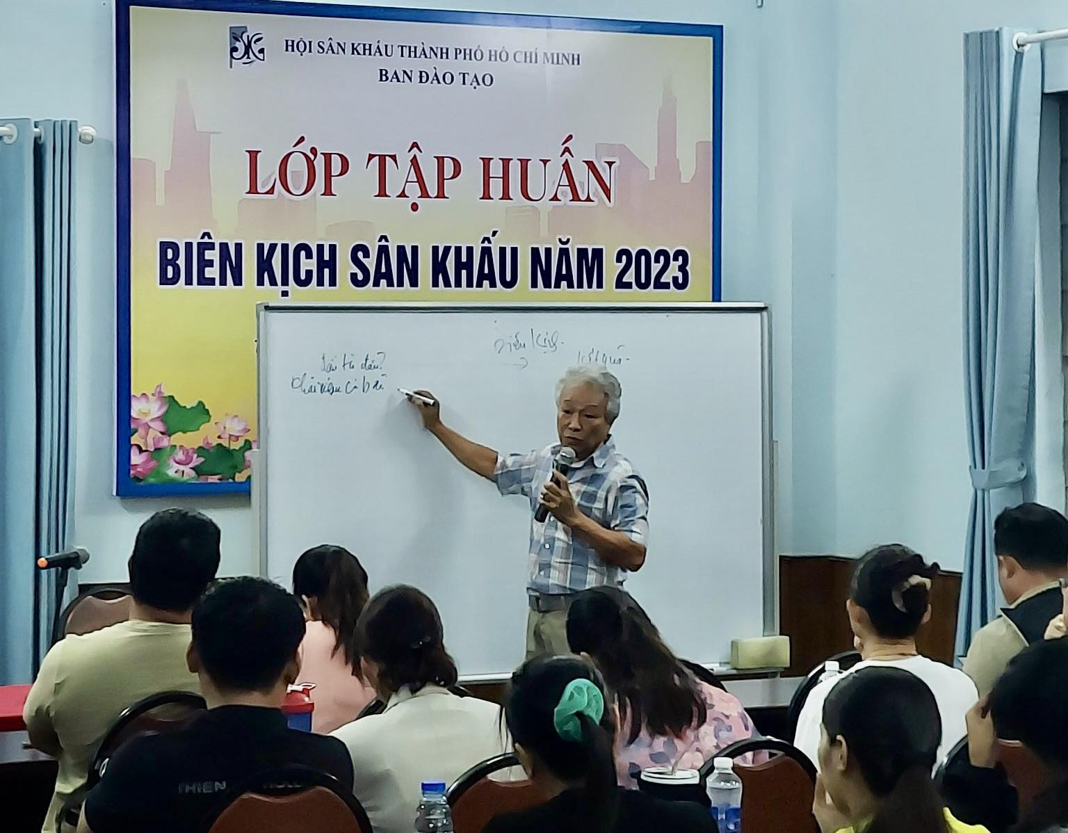 Đạo diễn Trần Ngọc Gi&agrave;u, Trần Văn Hưng đau đ&aacute;u với nghề bi&ecirc;n kịch s&acirc;n khấu - Ảnh 2.
