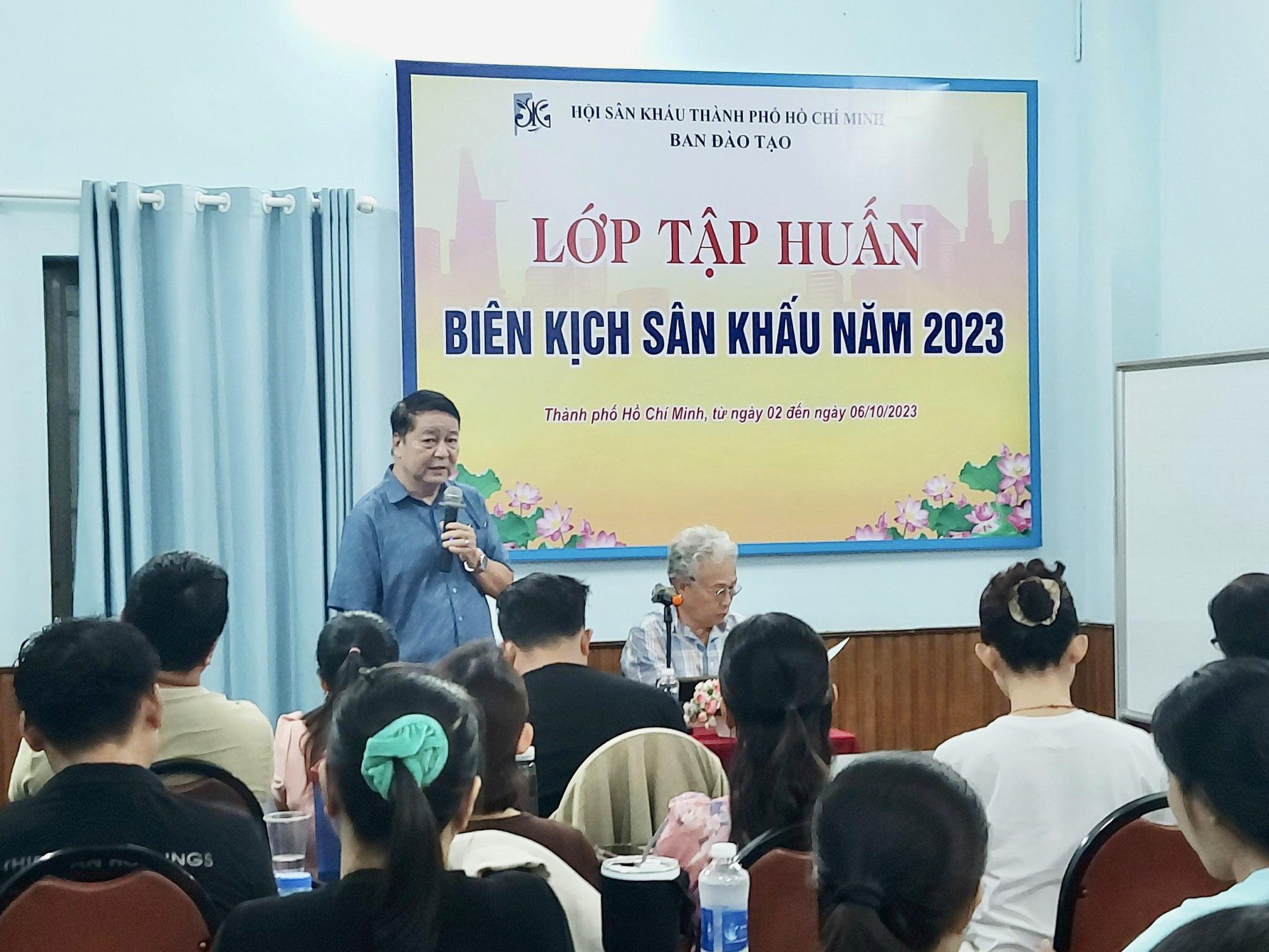 Đạo diễn Trần Ngọc Gi&agrave;u, Trần Văn Hưng đau đ&aacute;u với nghề bi&ecirc;n kịch s&acirc;n khấu - Ảnh 3.
