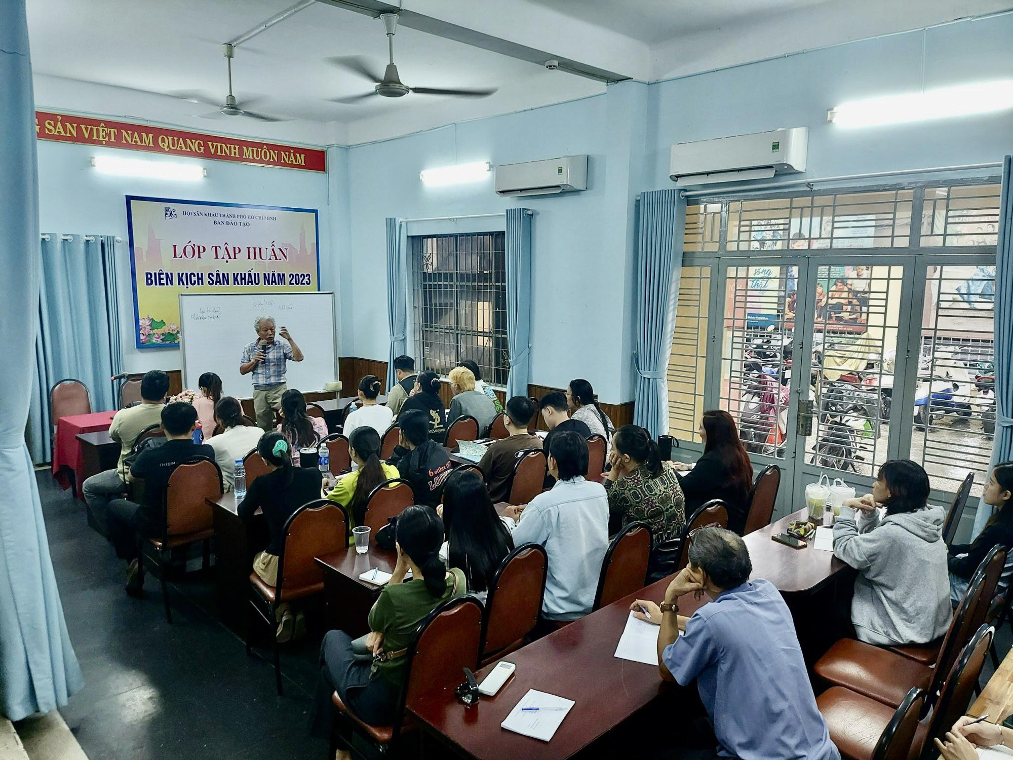 Đạo diễn Trần Ngọc Gi&agrave;u, Trần Văn Hưng đau đ&aacute;u với nghề bi&ecirc;n kịch s&acirc;n khấu - Ảnh 4.