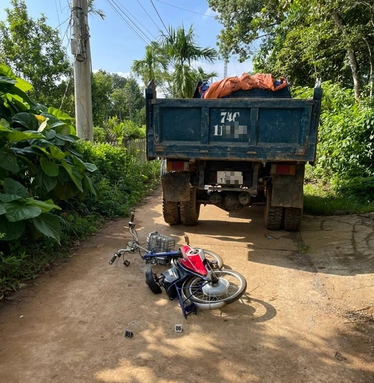 Hai nữ sinh thương vong sau va chạm với xe tải