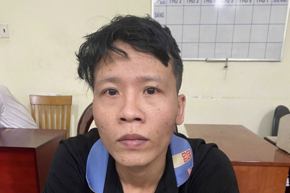 TP HCM: Bịt mặt, đeo kính đen trong nhà vệ sinh rồi khoắng đồ trong trung tâm thương mại - Ảnh 1.