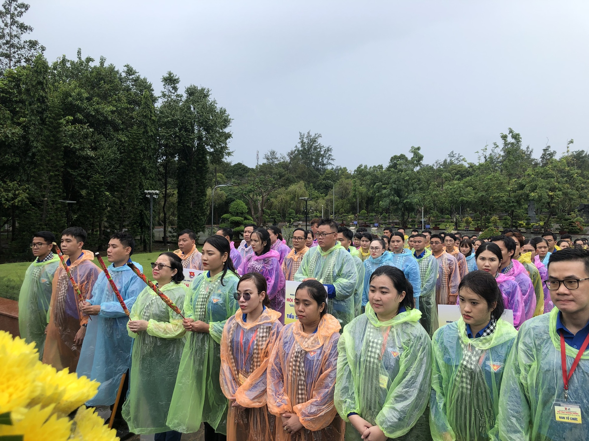Dâng hương tưởng niệm các anh hùng liệt sĩ tại Côn Đảo
