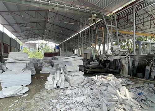 Đá lăn từ trên xe tải xuống đè 3 người đàn ông tử vong