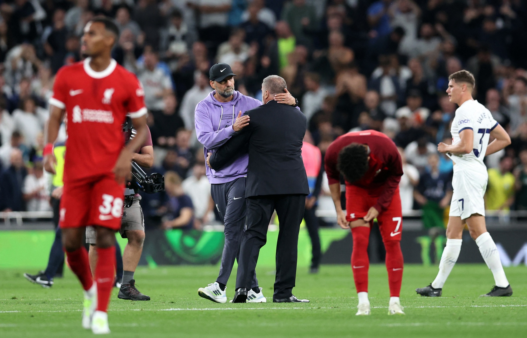 HLV Klopp phẫn nộ vì bị "cướp" bàn thắng, tổ VAR bị trừng phạt