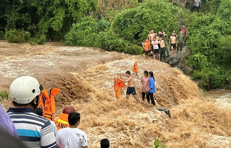 3 em nhỏ leo mỏm đ&aacute; tho&aacute;t khỏi d&ograve;ng nước lũ - Ảnh 3.