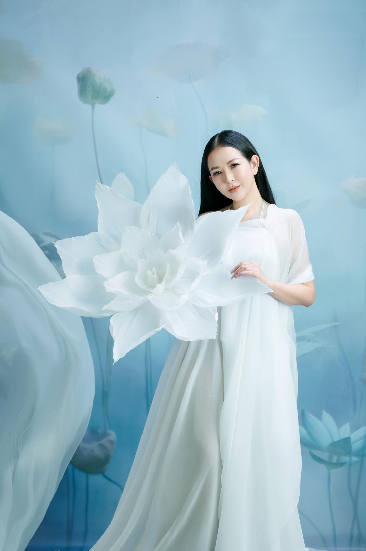 NTK L&ecirc; Minh Ph&uacute; ra mắt BST &ldquo;Cội Nguồn&rdquo; lấy &yacute; tưởng từ s&acirc;n khấu cải lương - Ảnh 2.