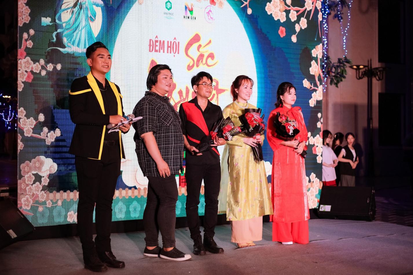 NTK L&ecirc; Minh Ph&uacute; ra mắt BST &ldquo;Cội Nguồn&rdquo; lấy &yacute; tưởng từ s&acirc;n khấu cải lương - Ảnh 11.