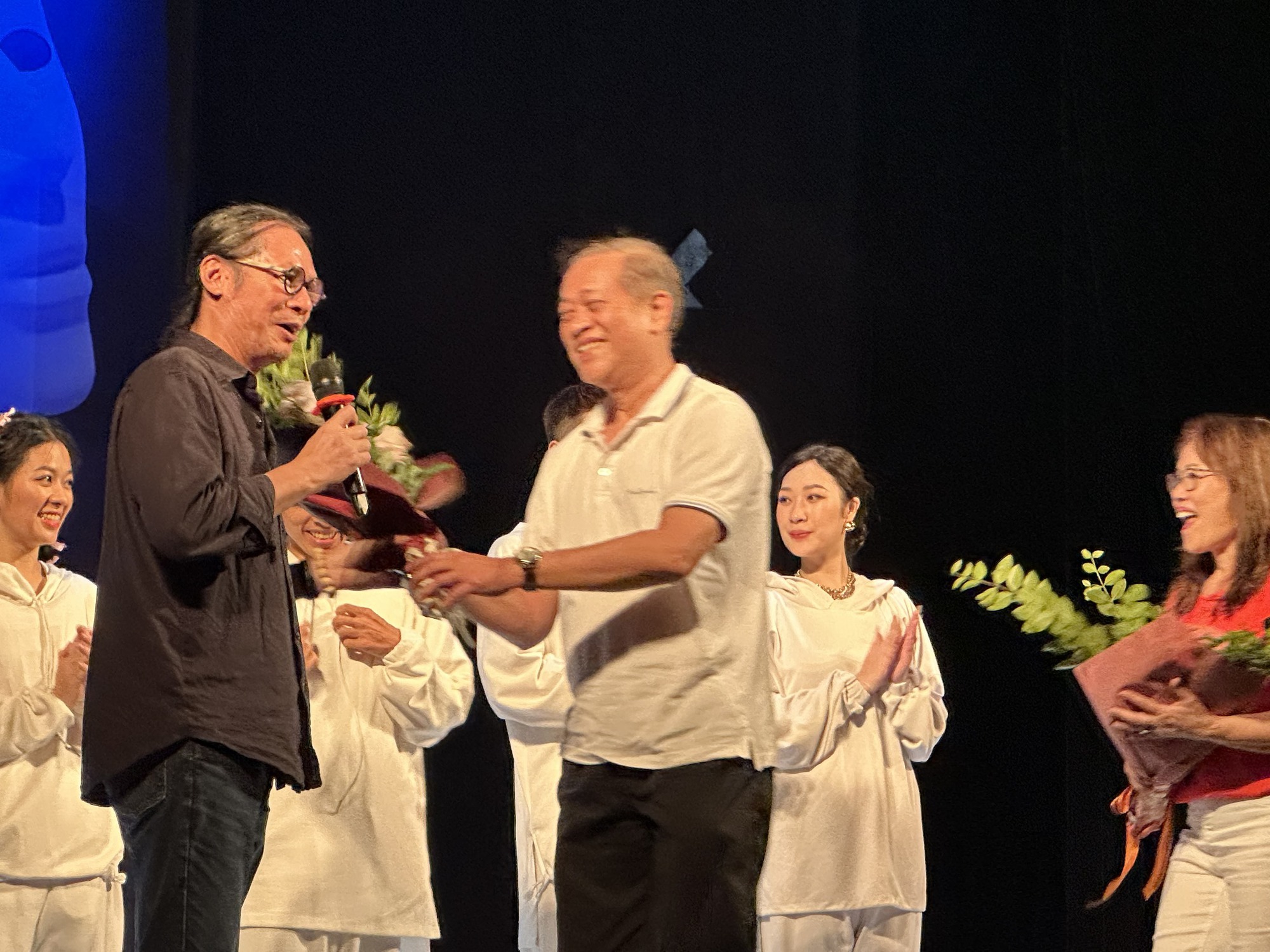 Kh&aacute;n giả th&iacute;ch &ldquo;B&uacute;p b&ecirc;&rdquo; của Trần Lực - Ảnh 5.