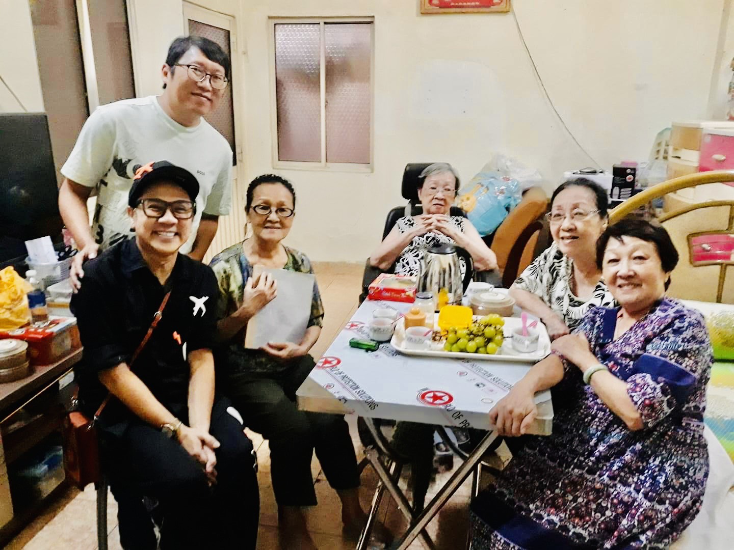 NSƯT Th&agrave;nh Lộc tặng m&oacute;n qu&agrave; qu&yacute; cho gia đ&igrave;nh cố NSND Nguyễn Th&agrave;nh Ch&acirc;u - Ảnh 1.